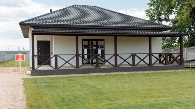 Modern house for sale with a spacious lawn and inviting facade, perfect for families. - Photo by Thirdman on Pexels